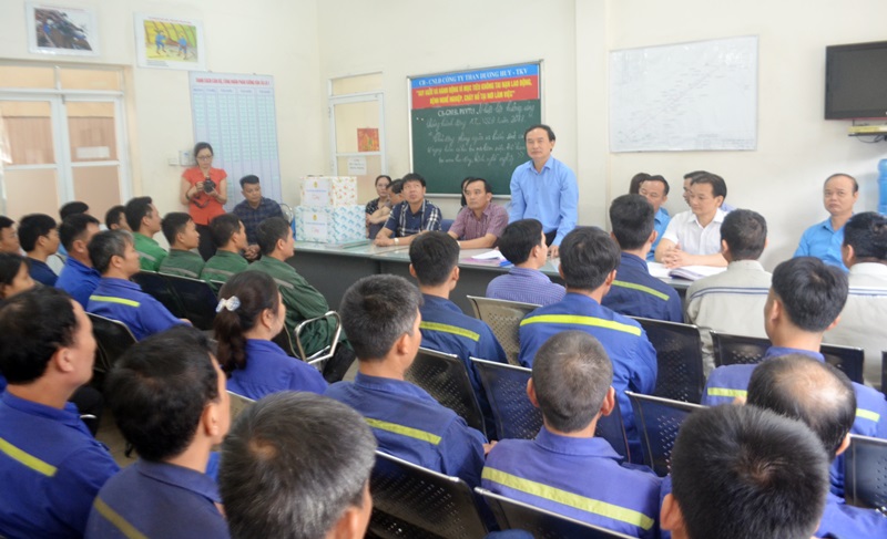 Lãnh đạo LĐLĐ tỉnh đến thăm hỏi động viên trò chuyện với công nhân Phân xưởng Khai thác than 2, Công ty Than Dương Huy.