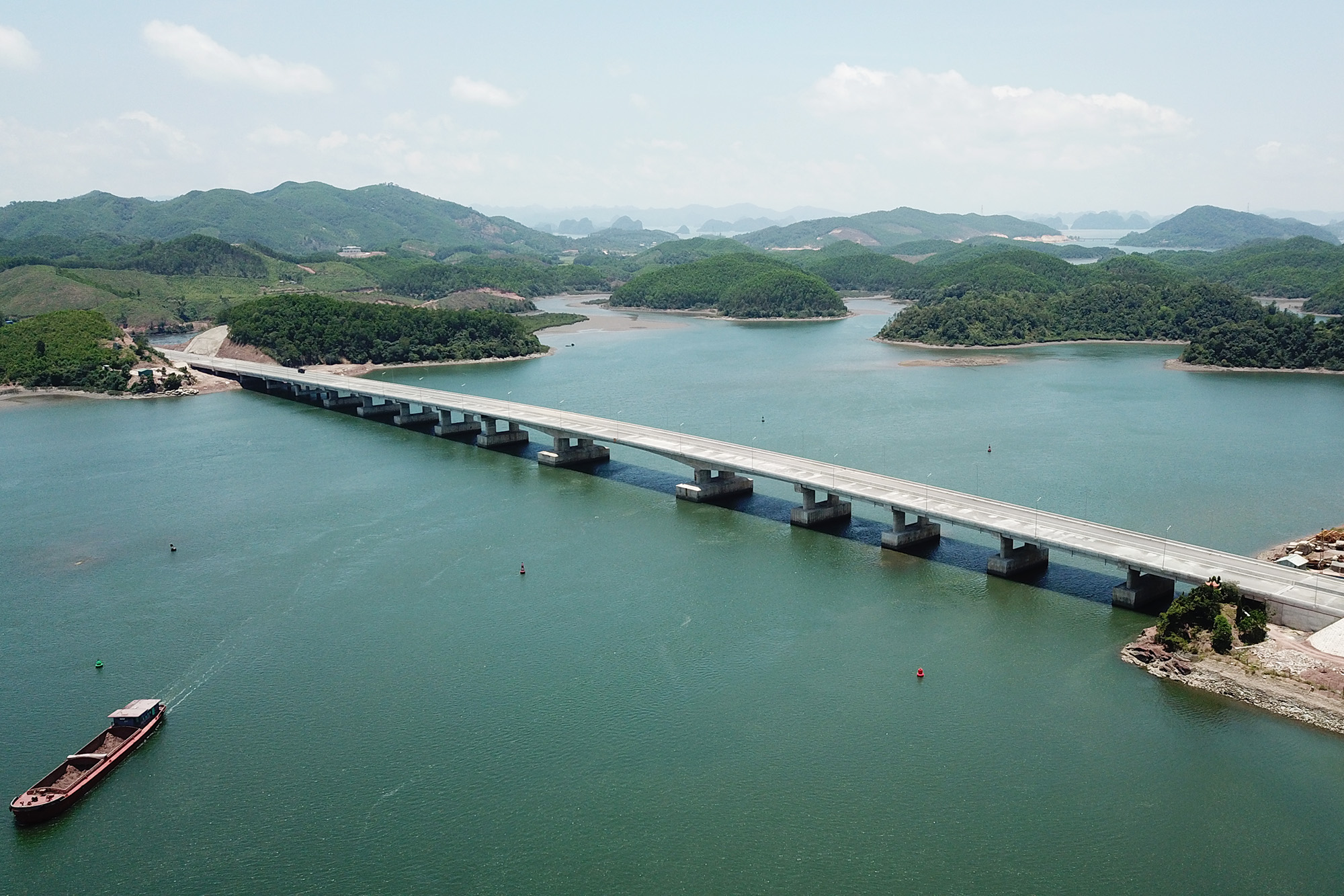 Cam Hai bridge, the major component of the Ha Long-Van Don highway project was fulfiled in March, 2018.