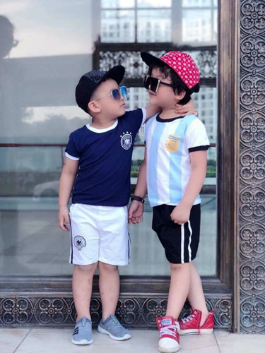  Những bộ quần áo cầu thủ cho trẻ em có giá từ 95.000 đến 150.000 đồng với đủ kiểu dáng của các đội bóng tham dự World Cup được nhiều cửa hàng quần áo trẻ em chào bán. Ảnh: FB Lại Hằng‎. 