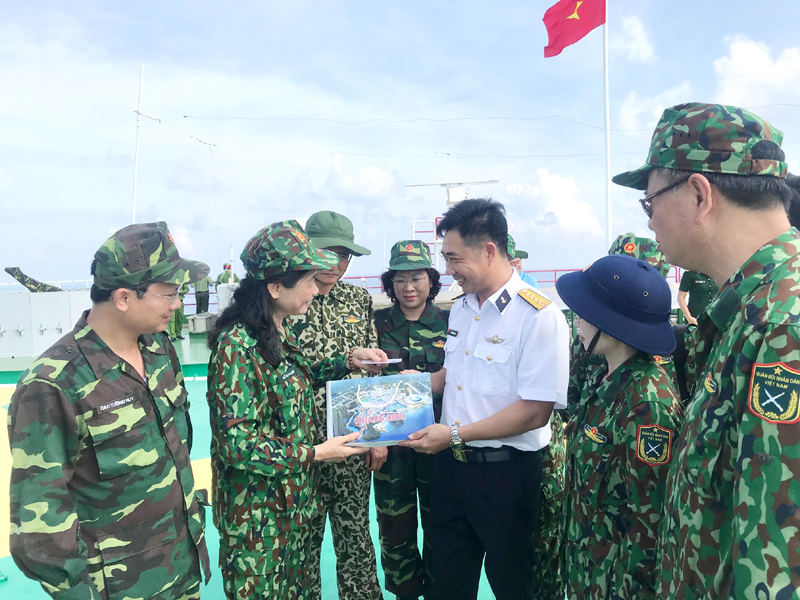 Đồng chí Đỗ Thị Hoàng Phó Bí thư Thường trực Tỉnh ủy Quảng Ninh tặng quà cho chiến sỹ người Quảng Ninh đang công tác trên Quần đảo Trường Sa