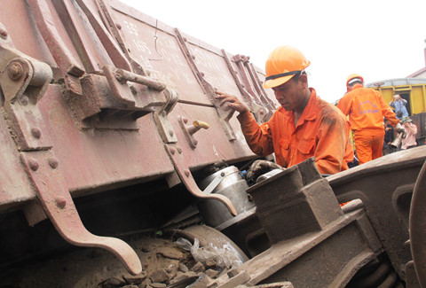 Công nhân tham gia giải cứu tuyến đường sắt Bắc - Nam, sau vụ tai nạn