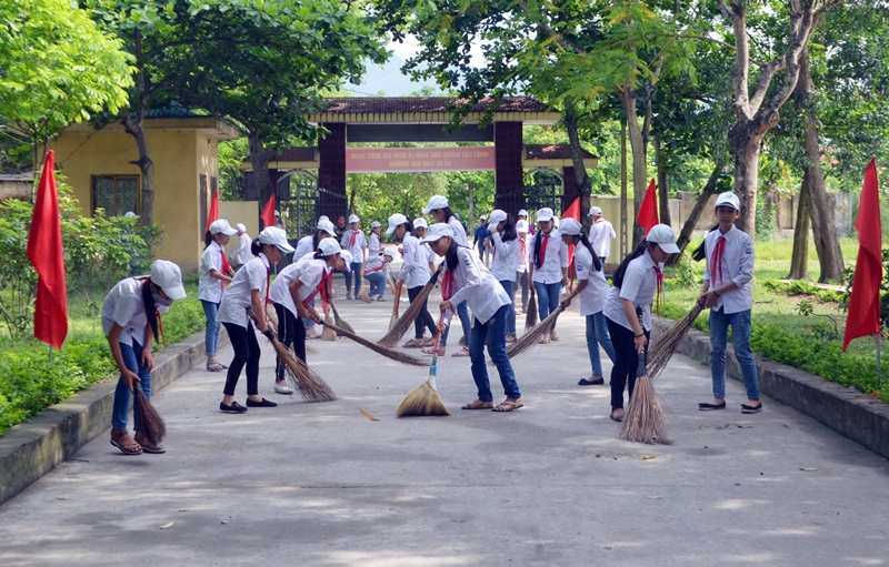 Các em học sinh Trường THCS Hoàng Quế (TX Đông Triều) tổng vệ sinh tại khuôn viên trường.