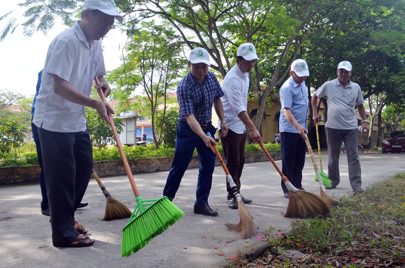 Các cán bộ, giáo viên và người dân tham gia dọn vệ sinh môi trường tại một số khu vực trên địa bàn xã Hoàng Quế.