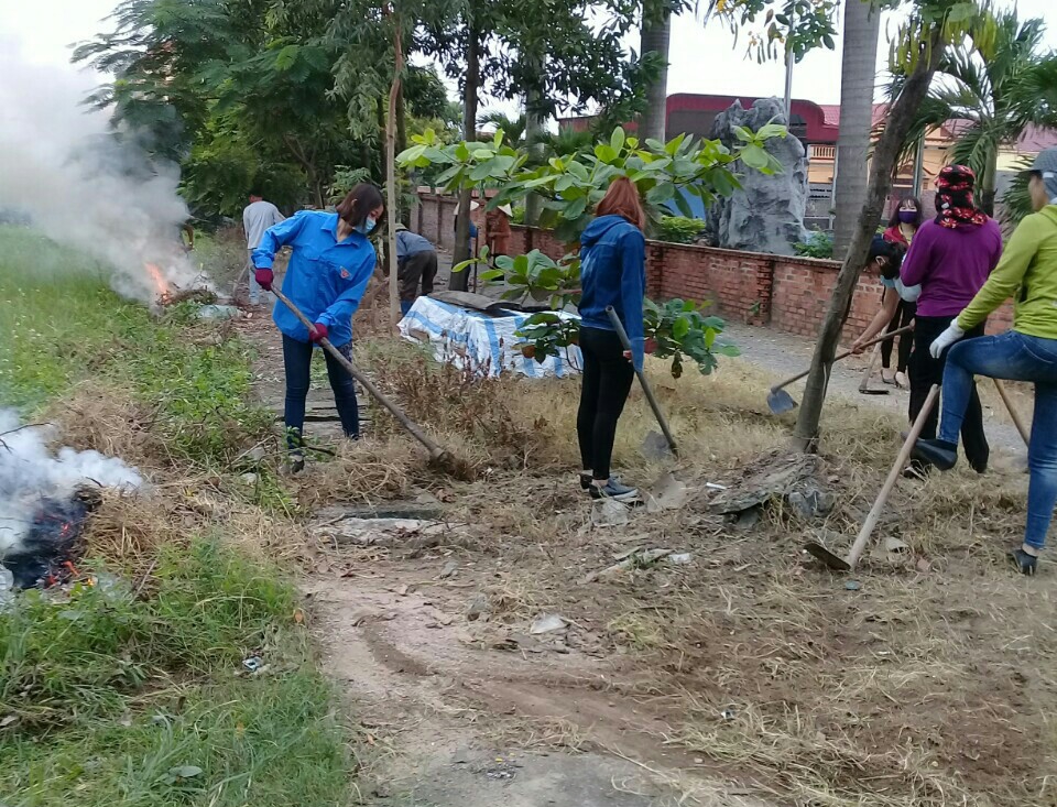 Hội LHPN phường Kim Sơn tham gia dọn dẹp vệ sinh môi trường khu Nhuệ Hổ
