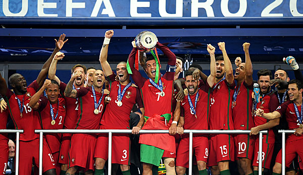  Nếu Ronaldo và các đồng đội có thể làm nên chuyện như ở Euro 2 năm trước, nền kinh tế Bồ Đào Nha sẽ hưởng lợi rất nhiều.