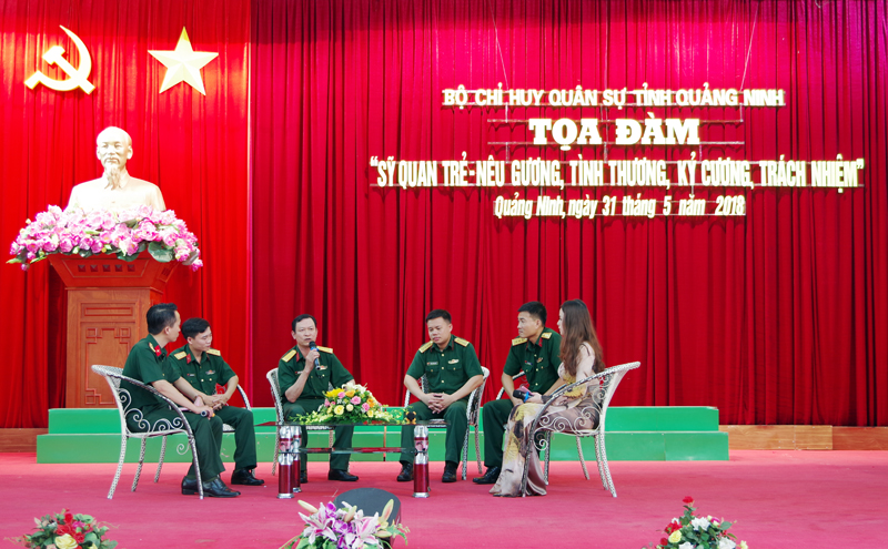 Đại tá Nguyễn Trung Trịnh, Chính ủy Bộ CHQS tỉnh chia sẻ, trao đổi 