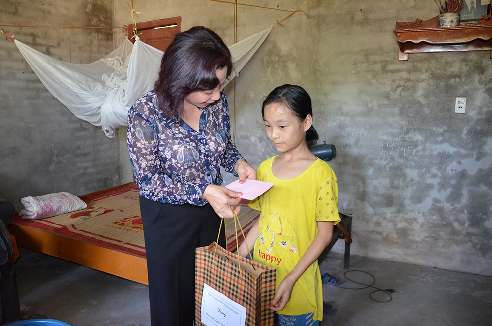Đồng chí Vũ Thị Thu Thủy, Phó Chủ tịch UBND tỉnh tặng quà cho trẻ em có hoàn cảnh có khăn ở phường Yên Thanh, TP Uông Bí