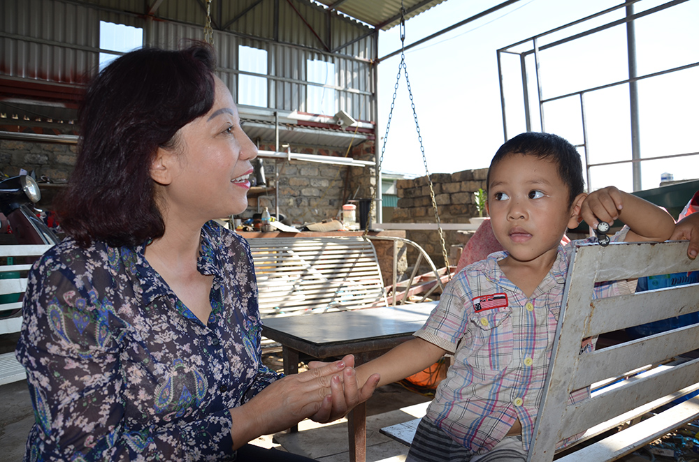 Đồng chí Vũ Thị Thu Thủy, Phó Chủ tịch UBND tỉnh động viên, thăm hỏi trẻ em có hoàn cảnh khó khăn phường Thanh Sơn, TP Uông Bí