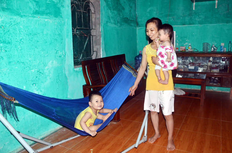 Hoàn cảnh khó khăn của gia đình chị Lê Thị Hoa, công nhân Công ty TNHH điện tử Vạn Lực Việt Nam.