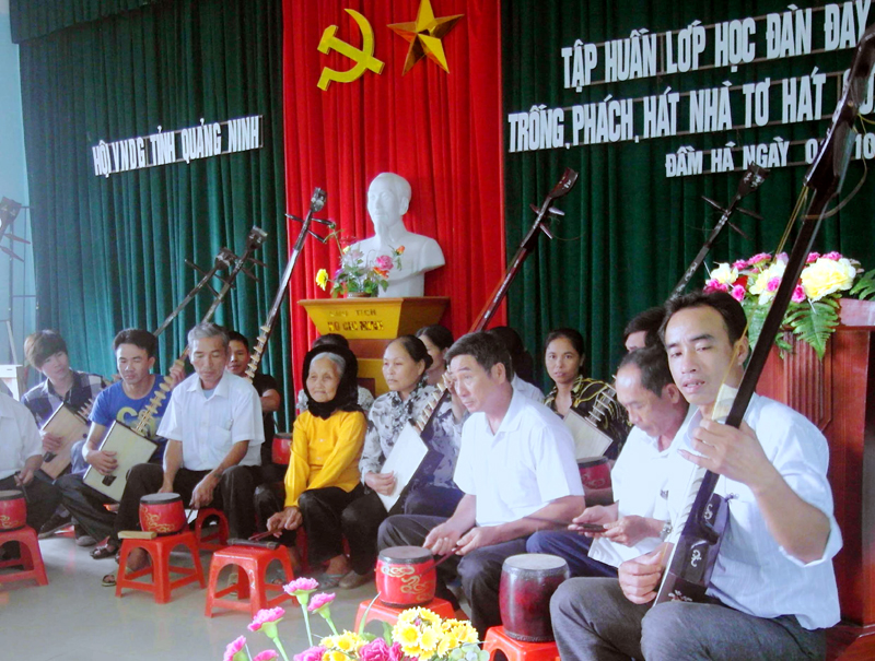 Nghệ nhân ưu tú Đặng Thị Tự (áo vàng, ngồi giữa) truyền dạy hát nhà tơ tại Đầm Hà trong một lớp tập huấn do Hội VNDG Quảng Ninh tổ chức. Ảnh: Huỳnh Đăng