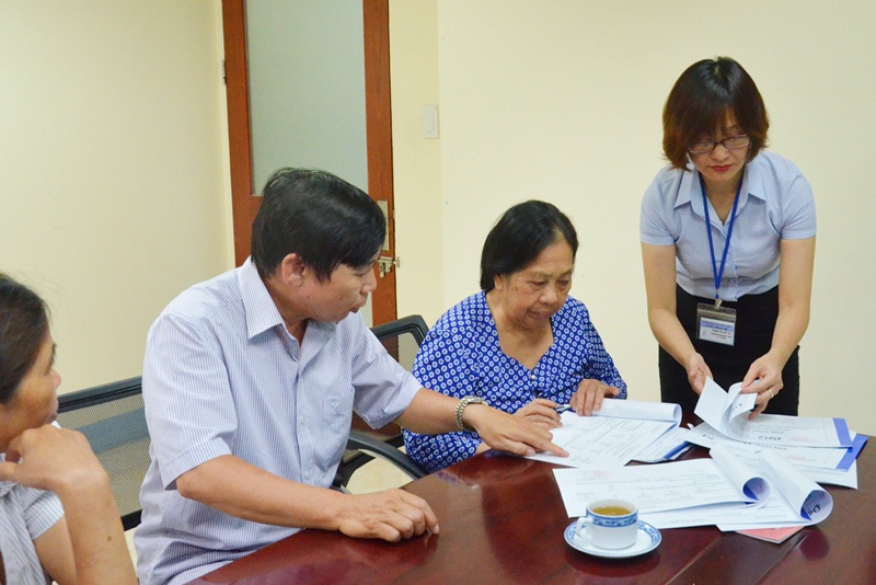 Bà Nguyễn Thị Gấm xem xét phương án bồi thường hỗ trợ GPMB được phê duyệt tại Quyết định 594/QĐ-UBND ngày 31/1/208.