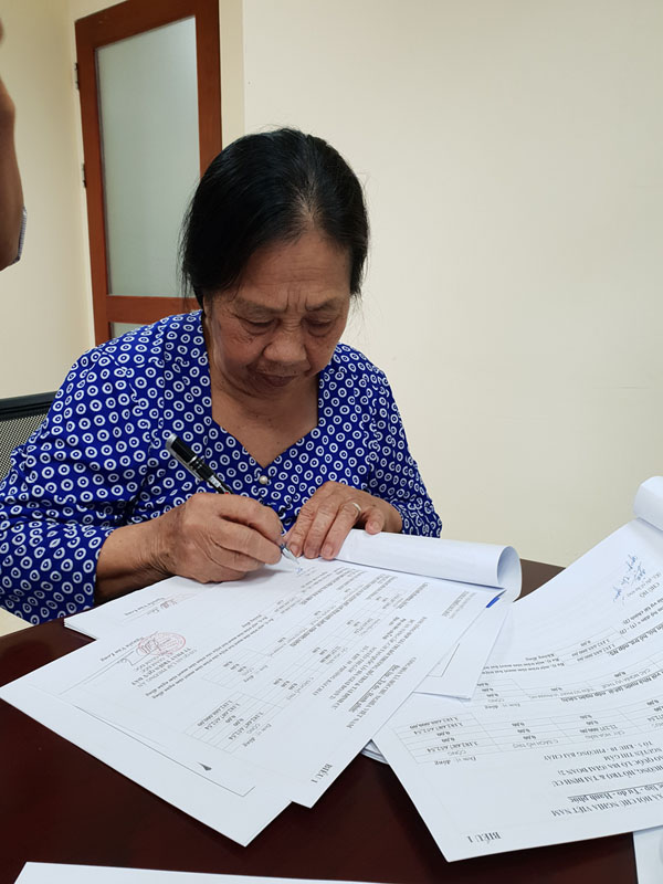 Bà Nguyễn Thị Gấm ký biên bản chi trả tiền bồi thường, hỗ trợ; đồng thời, cam kết chấm dứt các khiếu nại, tố cáo liên quan đến việc GPMB dự án nâng cấp, cải tạo quốc lộ 18A (giai đoạn 2).