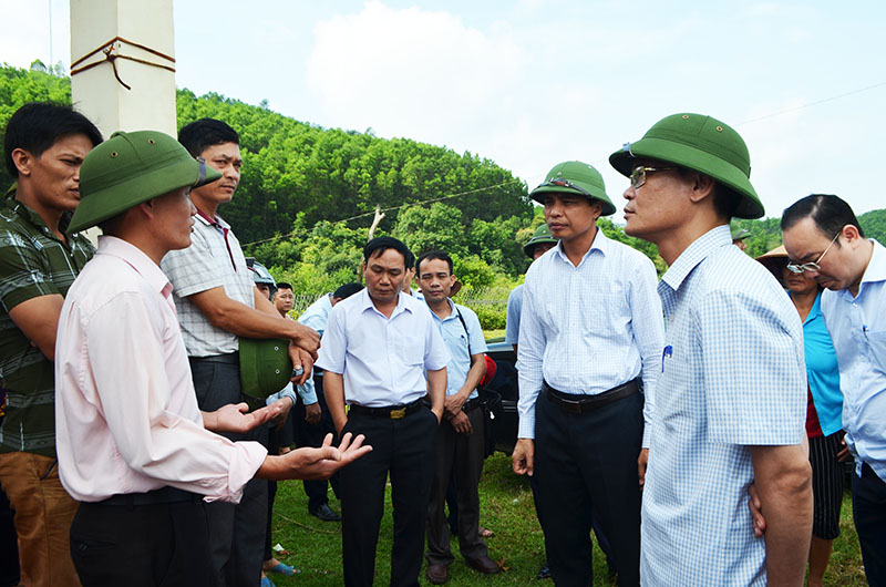 Đồng chí Vũ Văn Diện lắng nghe kiến nghị của người dân thôn Đồng Dọng, xã Bình Dân, huyện Vân Đồn