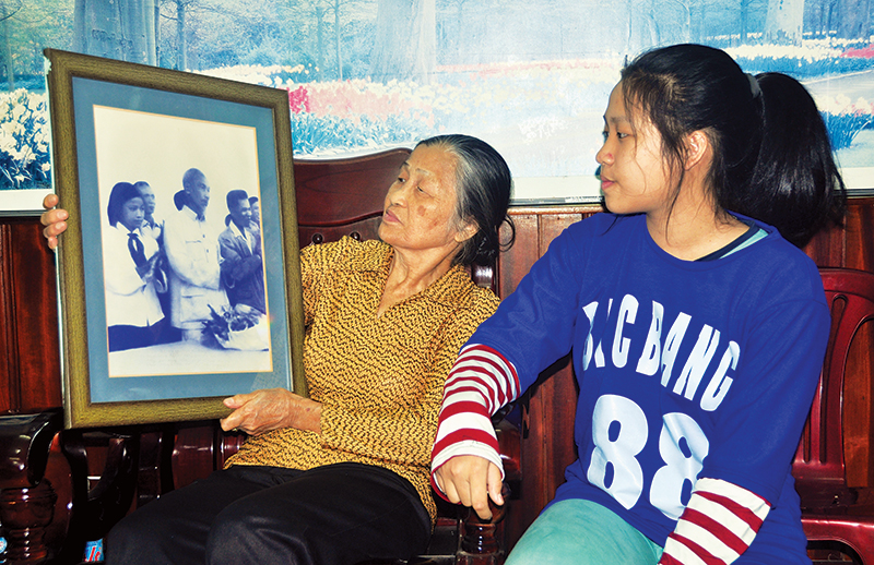 61 năm đã qua nhưng mỗi lần ngắm ảnh được tặng hoa và đứng cạnh Bác Hồ trên lễ đài sân vận động Hòn Gai năm 1957, bà Nghĩa lại rưng rưng xúc động.