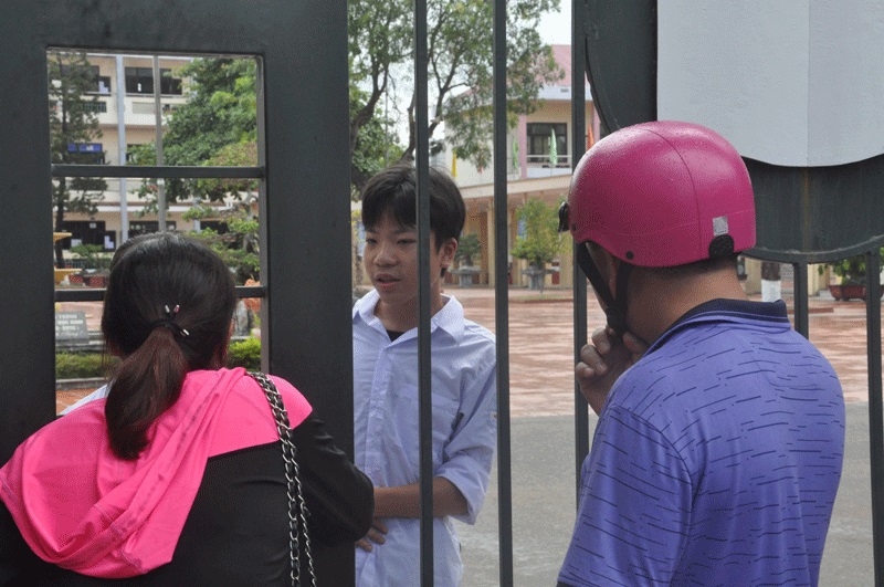 Thí sinh rời phòng thi sau khi thi môn Ngữ văn. Ảnh chụp điểm thi THPT Trần Phú, TP Móng Cái
