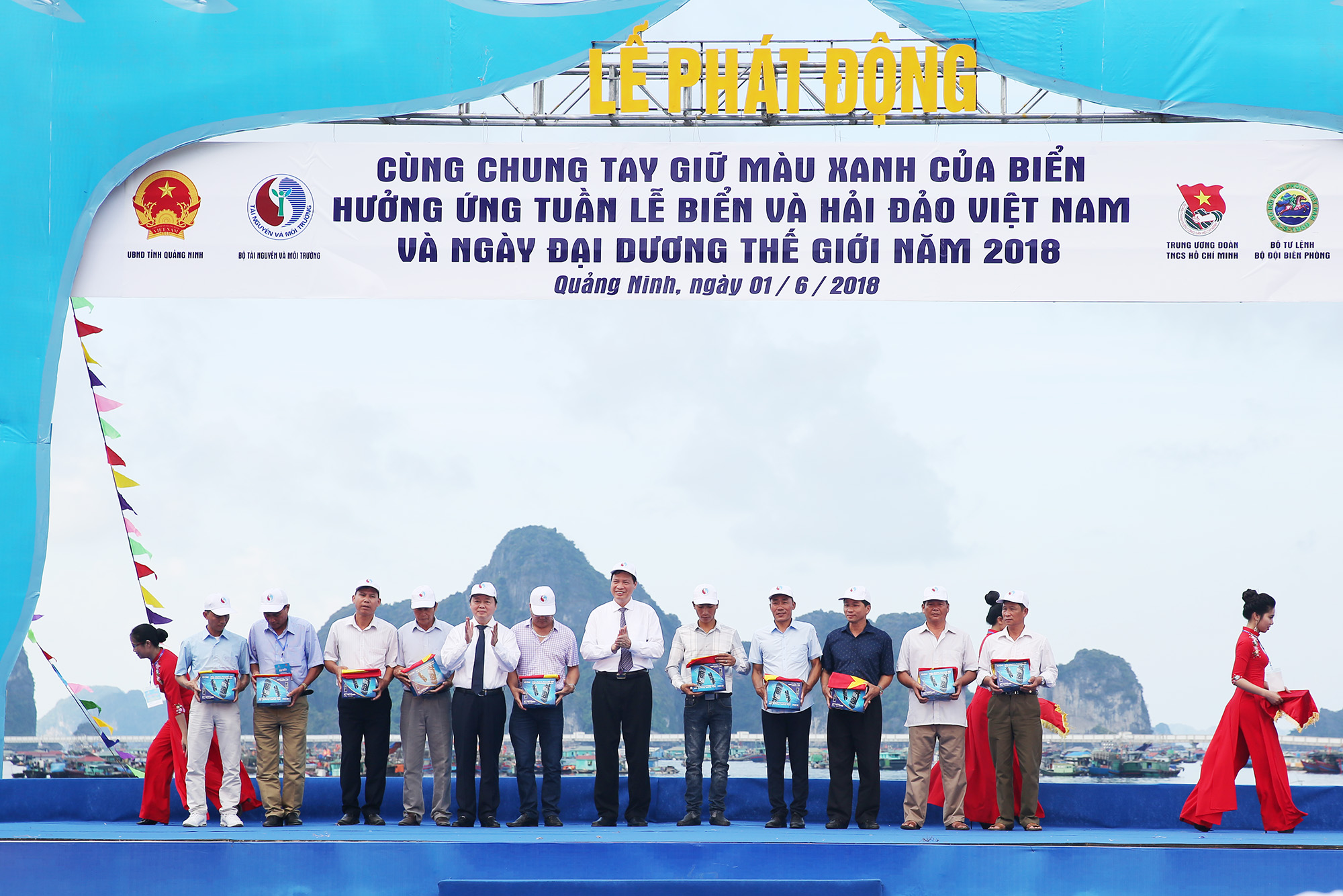 Lãnh đạo Trung ương và tỉnh Quảng Ninh trao tặng quà cho cán bộ, chiến sỹ, ngư dân tiêu biểu.