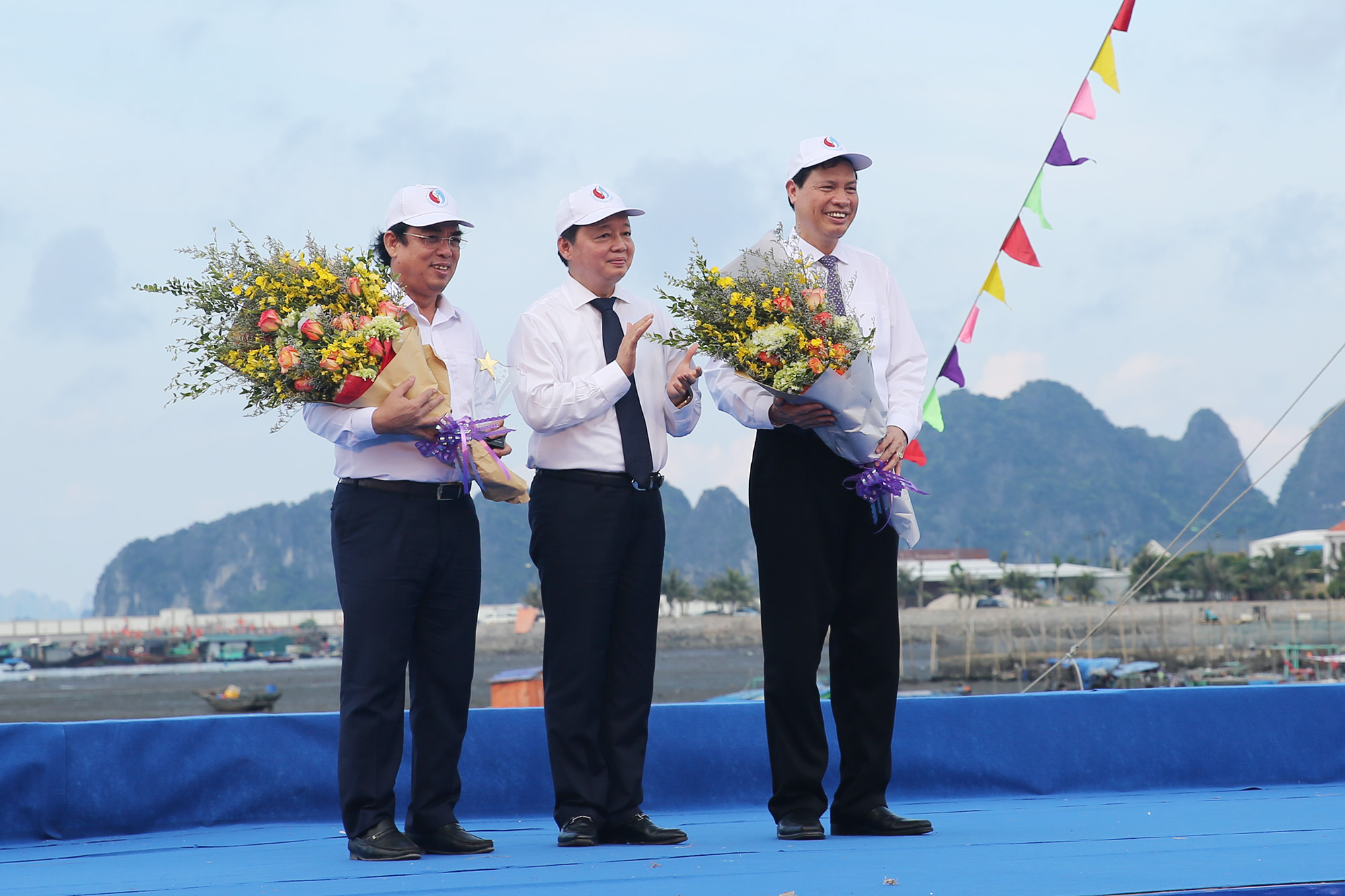 ồng chí Trần Hồng Hà, Bộ trưởng Bộ TN&MT, tặng hoa chúc mừng tỉnh Quảng Ninh và trao biểu tượng đăng cai tổ chức Tuần lễ Biển và hải đảo Việt Nam năm 2019 cho tỉnh Bạc Liêu.