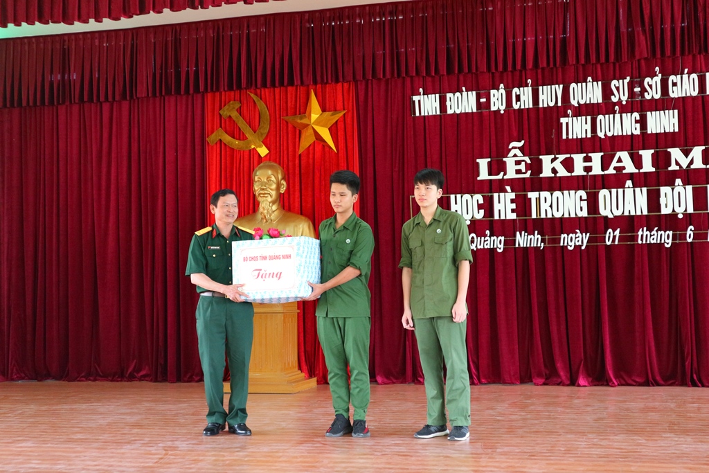 Lãnh đạo Bộ CHQS tỉnh tặng quà các em học sinh tại lễ khai mạc Học hè quân đội 2018