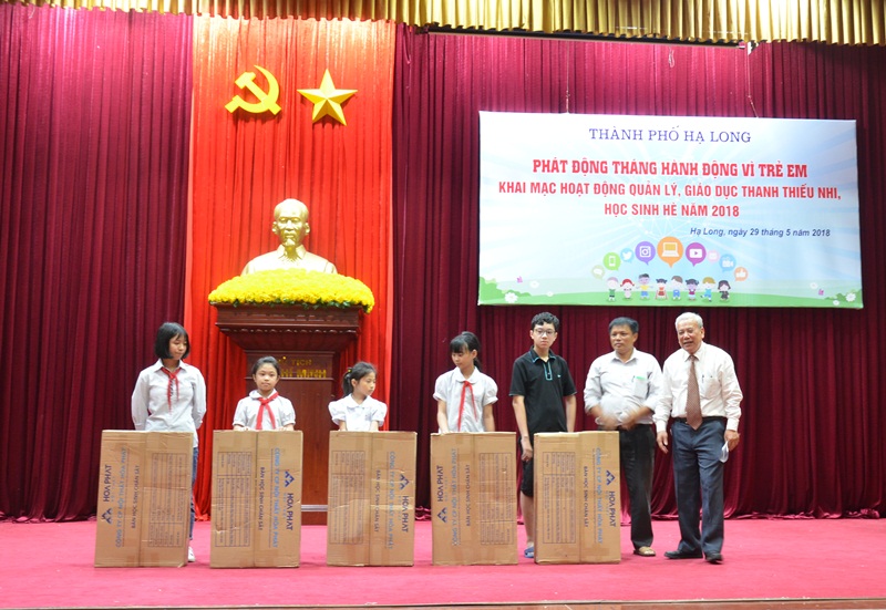 children who have hard life in Ha Long city were granted with scholarships by the Association in Support of Handicapped and Orphans of Quang Ninh