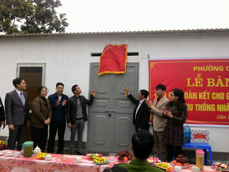 Lãnh đạo MTTQ thành phố cùng lãnh đạo phường kéo tấm băng khánh thành ngôi nhà mới để bàn giao cho hộ nghèo, bà Nguyễn Thị Hoàn, tổ 6, khu phố Thống Nhất, phường Cẩm Tây.