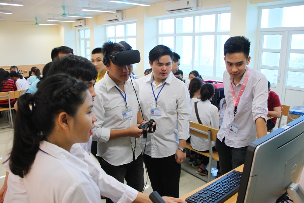 Các sinh viên được trải nghiệm công nghệ 3D