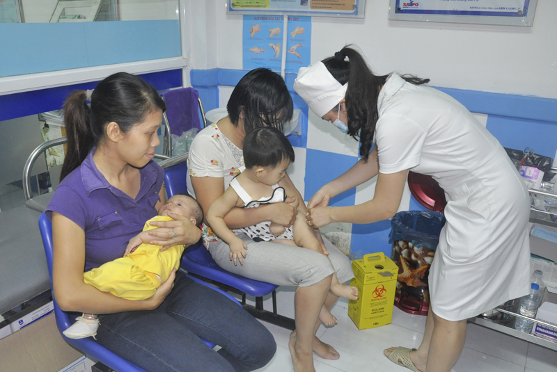 Tiêm phòng đẩy đủ cho trẻ là một trong những biện pháp để phòng bệnh viêm não vi rút