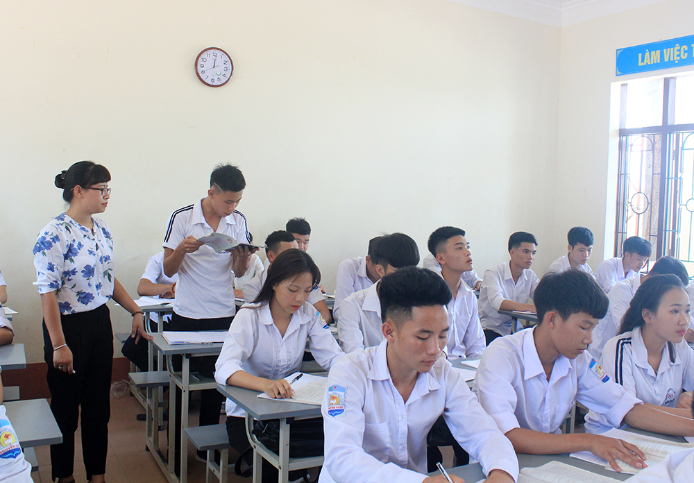 Một tiết học của học sinh lớp 12, Trường THPT Nguyễn Trãi, huyện Tiên Yên