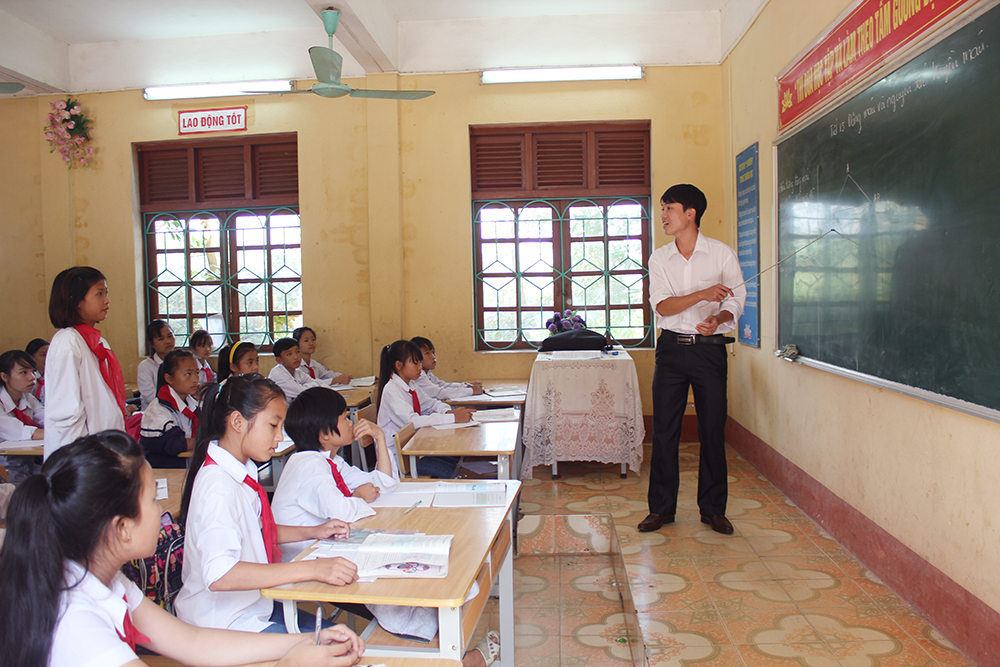 Một tiết học của học sinh lớp 8, Trường Phổ thông dân tộc bán trú THCS Phong Dụ, huyện Tiên Yên