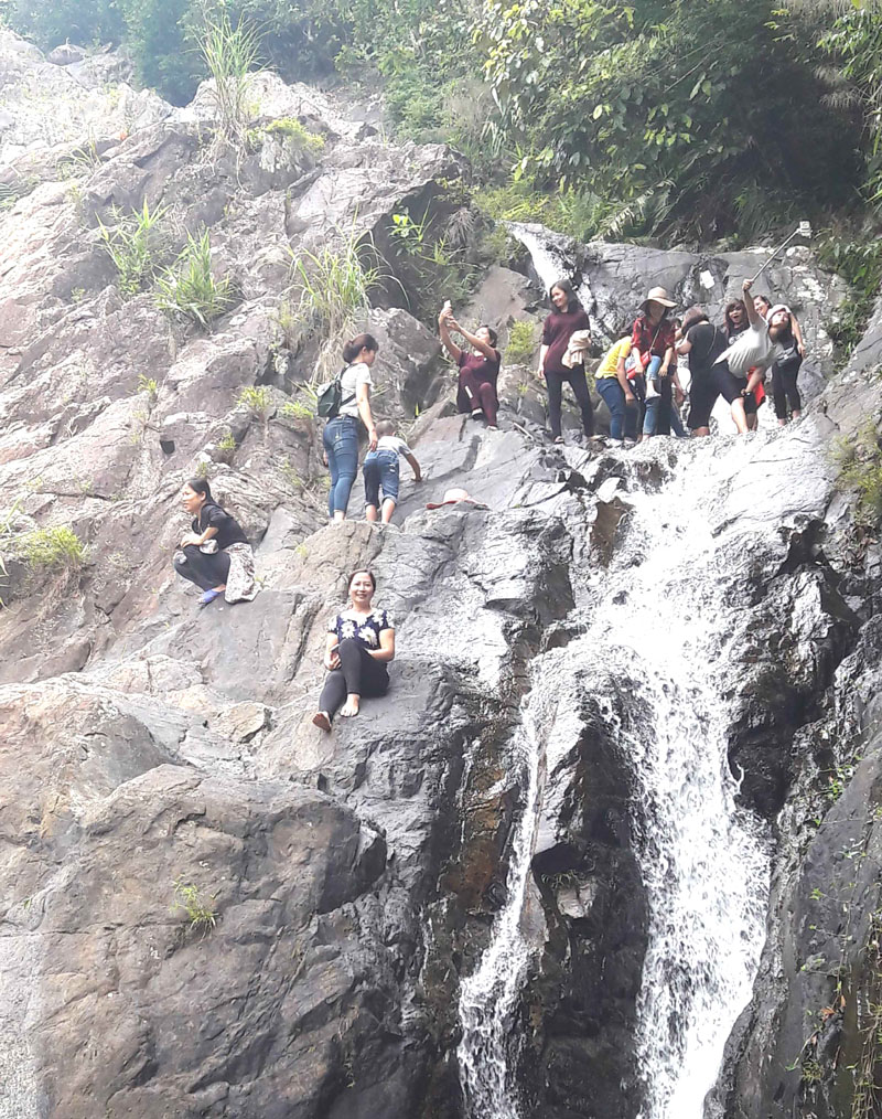 Những ngày nghỉ cuối tuần mùa hè, thác Pạc Sủi có rất đông du khách