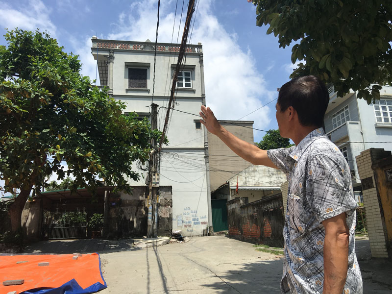Theo kết quả xác định của cơ quan chức năng, ngôi nhà của ông Phạm Văn Duyên bị nghiêng về phía trước 39cm tương đương độ nghiêng khoảng 3% so với chiều cao nhà.