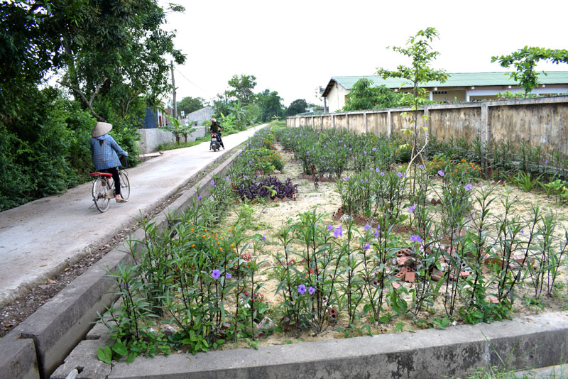 Khu vực trước đây là nơi tập kết rác ở thôn Thượng, thì nay được bà con làm thành vườn hoa thân thiện môi trường