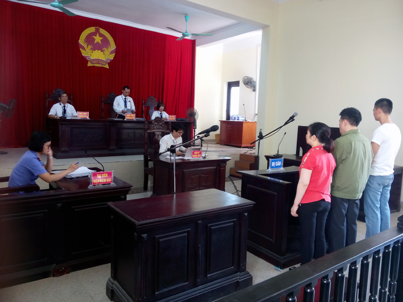 Kiểm sát viên thuộc Viện KSND TP Uông Bí thực hành quyền công tác tại phiên xét xử vụ án mua bán, tàng trữ trái phép ma túy do  Tòa án Nhân dân TP Uông Bí tổ chức