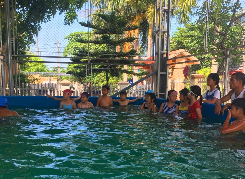 Lớp học bơi miễn phí trên địa bàn huyện Vân Đồn