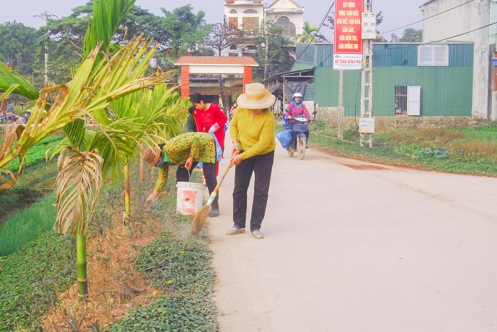 Chi hội Phụ nữ thôn Bãi 2, xã Tiền An, TX Quảng Yên tích cực chăm sóc tuyến đường kiểu mẫu.