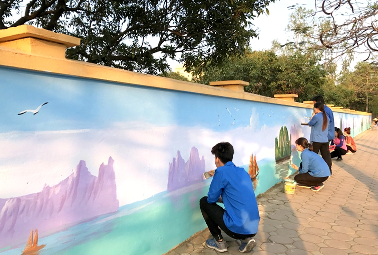 Đoàn phường Nam Khê thực hiện vẽ tranh tường với chủ đề môi trường.