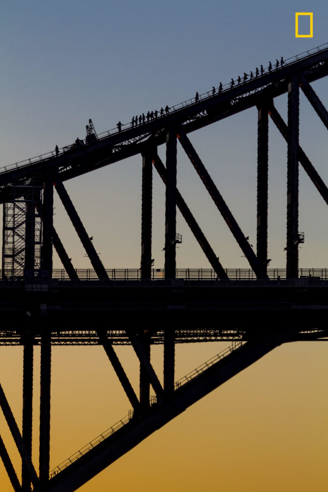 Du khách in bóng trên nền bầu trời khi trèo lên cầu cảng Sydney, Australia. Ảnh: Edwin Tan