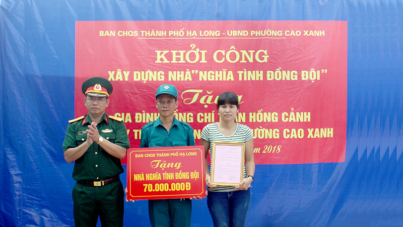 Đại diện Ban CHQS TP Hạ Long trao tiền hỗ trợ cho gia đình đồng chí Trần Hồng Cảnh.