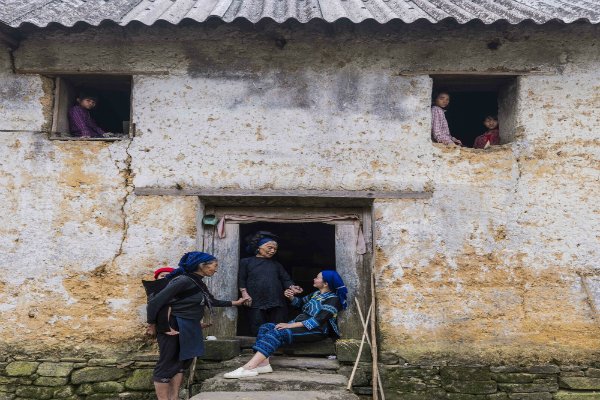 Văn hóa cộng đồng là một trong những điểm nhấn đặc sắc của nhiều dân tộc ở Việt Nam. Trong ảnh, hai thế hệ người Hà Nhì cho người xem cảnh giác sự chuyển tiếp giữa 