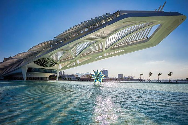   Bảo tàng Ngày mai, Rio de Janeiro, Brazil: Do kiến trúc sư lừng danh Santiago Calatrava thiết kế, bảo tàng Ngày mai với thiết kế bền vững, sử dụng nguồn năng lượng tự nhiên. Thông qua trải nghiệm kỹ thuật số và  suy ngẫm các câu hỏi triết học - chúng ta đến từ đâu, nơi chúng ta đang hướng đến - với logic khoa học, bảo tàng truyền cảm hứng cho du khách khi gợi lên một tương lai tươi sáng.