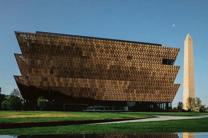   Bảo tàng Lịch sử và Văn hóa Mỹ gốc Phi, Washington D.C., Mỹ: Với diện tích rộng khoảng 37.000m2, kinh phí hơn 700 triệu USD, đây là bảo tàng lớn nhất dành riêng cho câu chuyện của người Mỹ gốc Phi, từ chế độ nô lệ đến thế kỉ của  tổng thống Obama và hơn thế nữa.