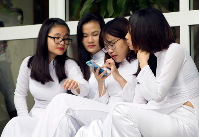 Số lượng người sử dụng điện thoại thông minh (smartphone) đang giúp lĩnh vực fintech tại Việt Nam bùng nổ - Ảnh: Thomas Koehler/Photothek via Getty Images