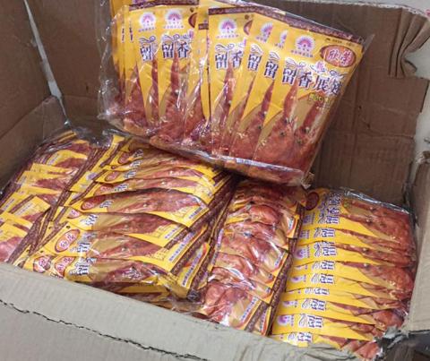 Bim bim cánh gà Trung Quốc đang được bày bán tràn ngập thị trường với giá siêu rẻ. Ảnh: VietNamNet