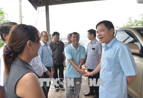 Bộ trưởng Bộ Nông nghiệp và Phát triển nông thôn Nguyễn Xuân Cường trao đổi với người dân nuôi tôm tại thành phố Bạc Liêu.