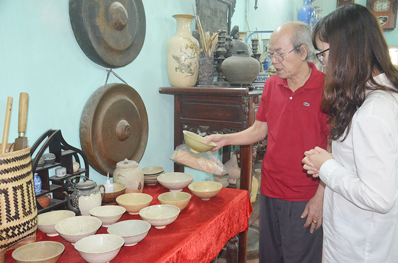 Ông Bùi Duy Khánh giới thiệu bộ sưu tâp đồ cổ của mình.