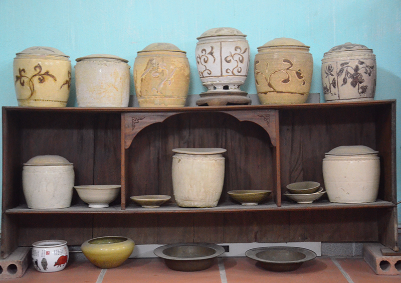 Nhiều người ở Quảng Ninh hiện nay thích sưu tầm đồ gốm như ông Bùi Duy Khánh.