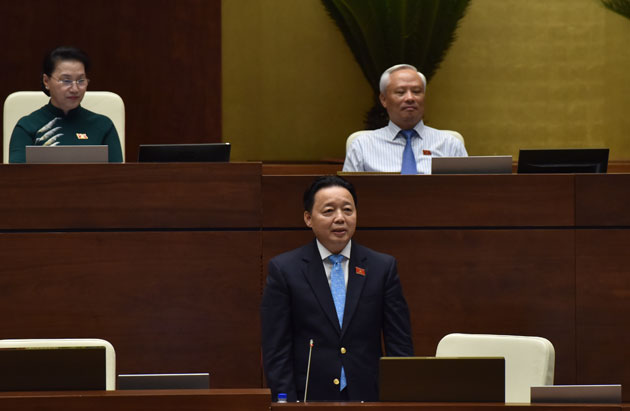 Bộ trưởng Trần Hồng Hà trả lời chất vấn các đại biểu.