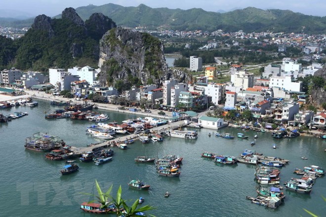 Đảo Cái Bầu là đảo trung tâm, giàu nguồn tài nguyên của huyện Vân Đồn, Quảng Ninh. (Ảnh: Minh Quyết/TTXVN)