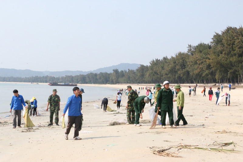 Người dân huyện Cô Tô tham gia làm sạch môi trường biển.