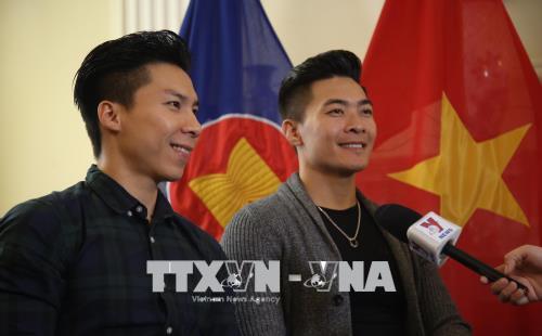 Hai nghệ sĩ Quốc Cơ, Quốc Nghiệp - niềm cảm hứng Việt Nam tại Britain’s Got Talent 2018. Ảnh: Như Mai/Pv TTXVN tại Anh