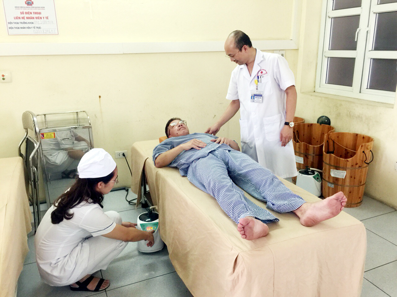 Bệnh nhân được điều trị bằng YHCT tại khoa YHCT, Bệnh viện Đa khoa tỉnh.